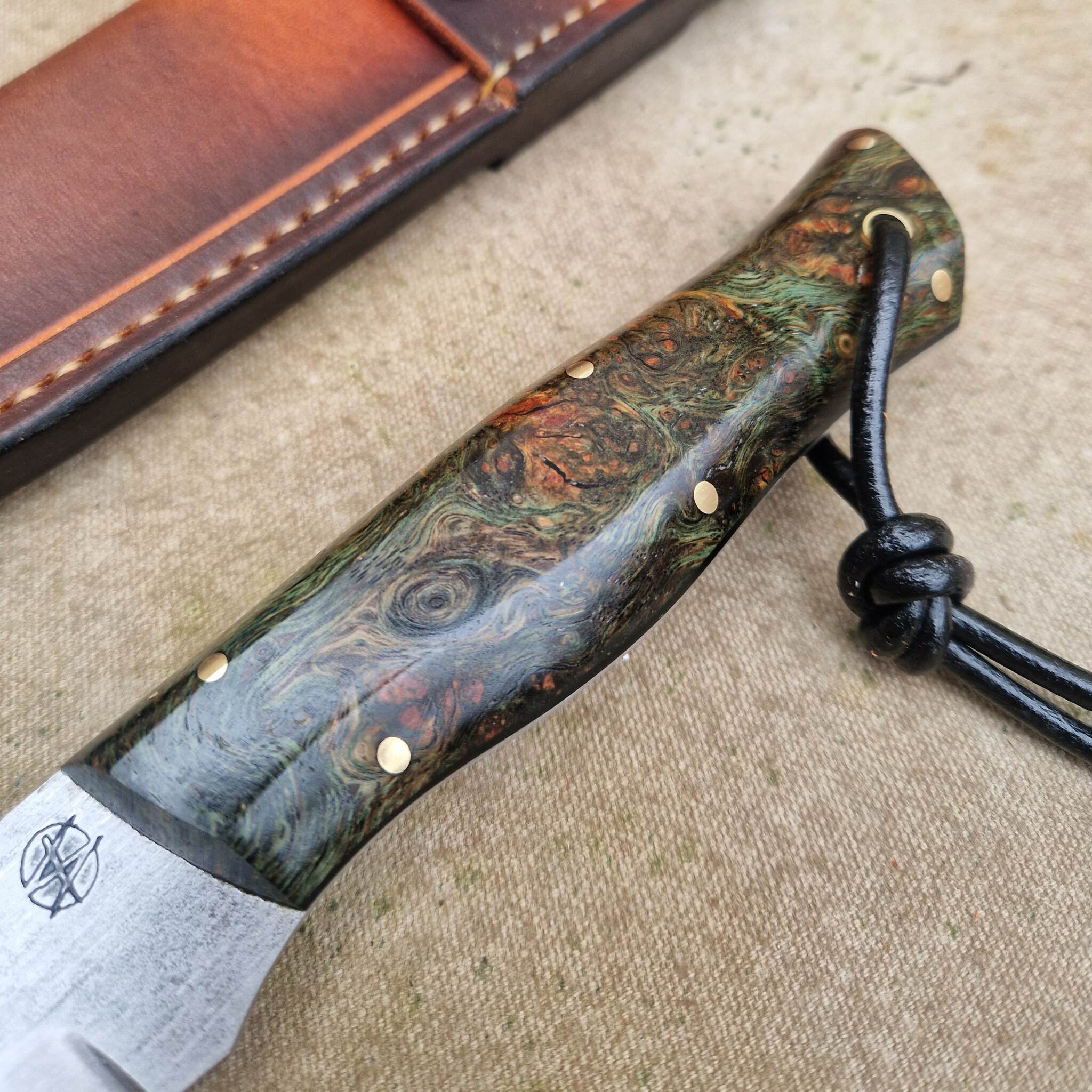 Bushcraft Knife with Stabilised Oak Burl Handle - Image 4