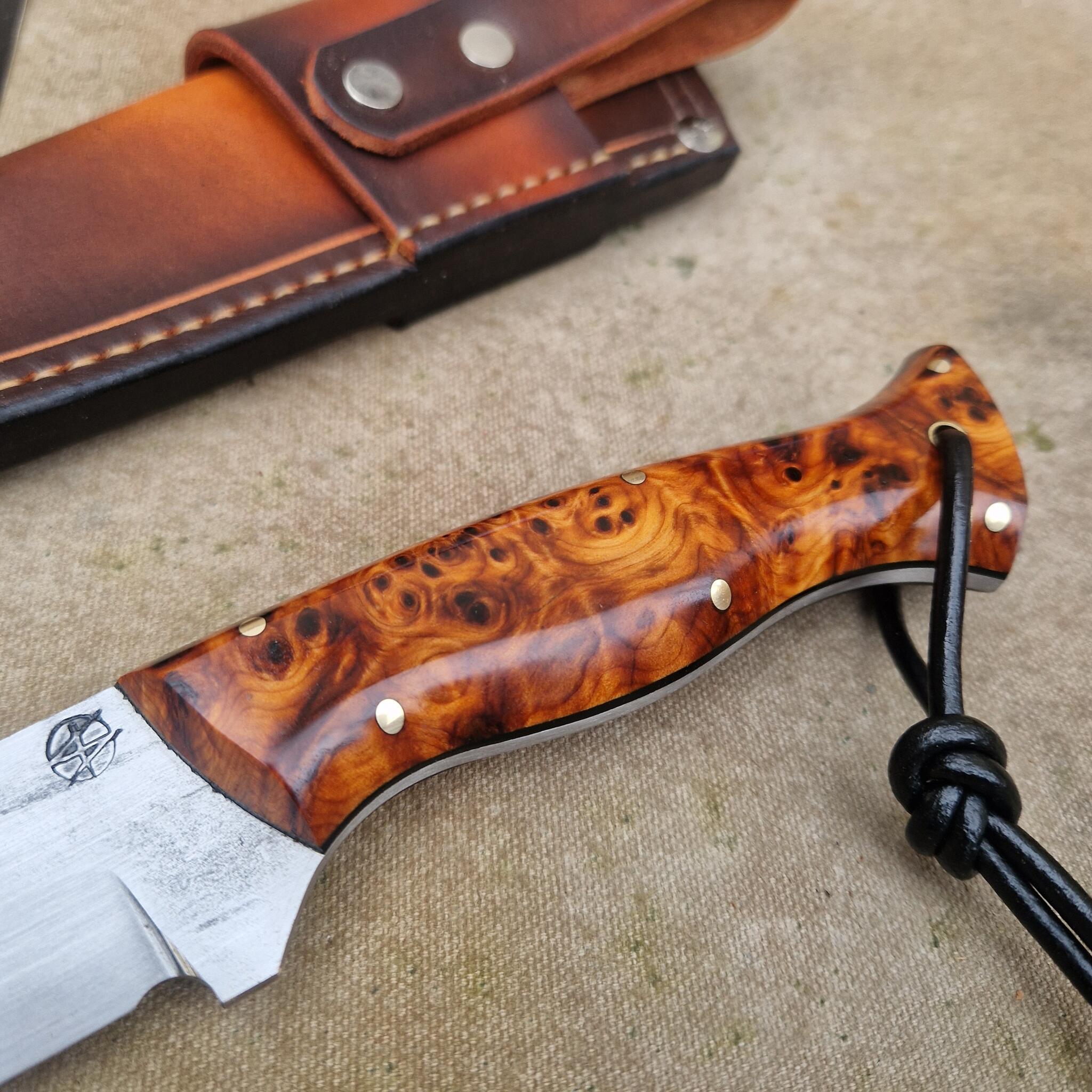 Bushcraft Knife with Stabilised Yew Burl Handle - Image 4